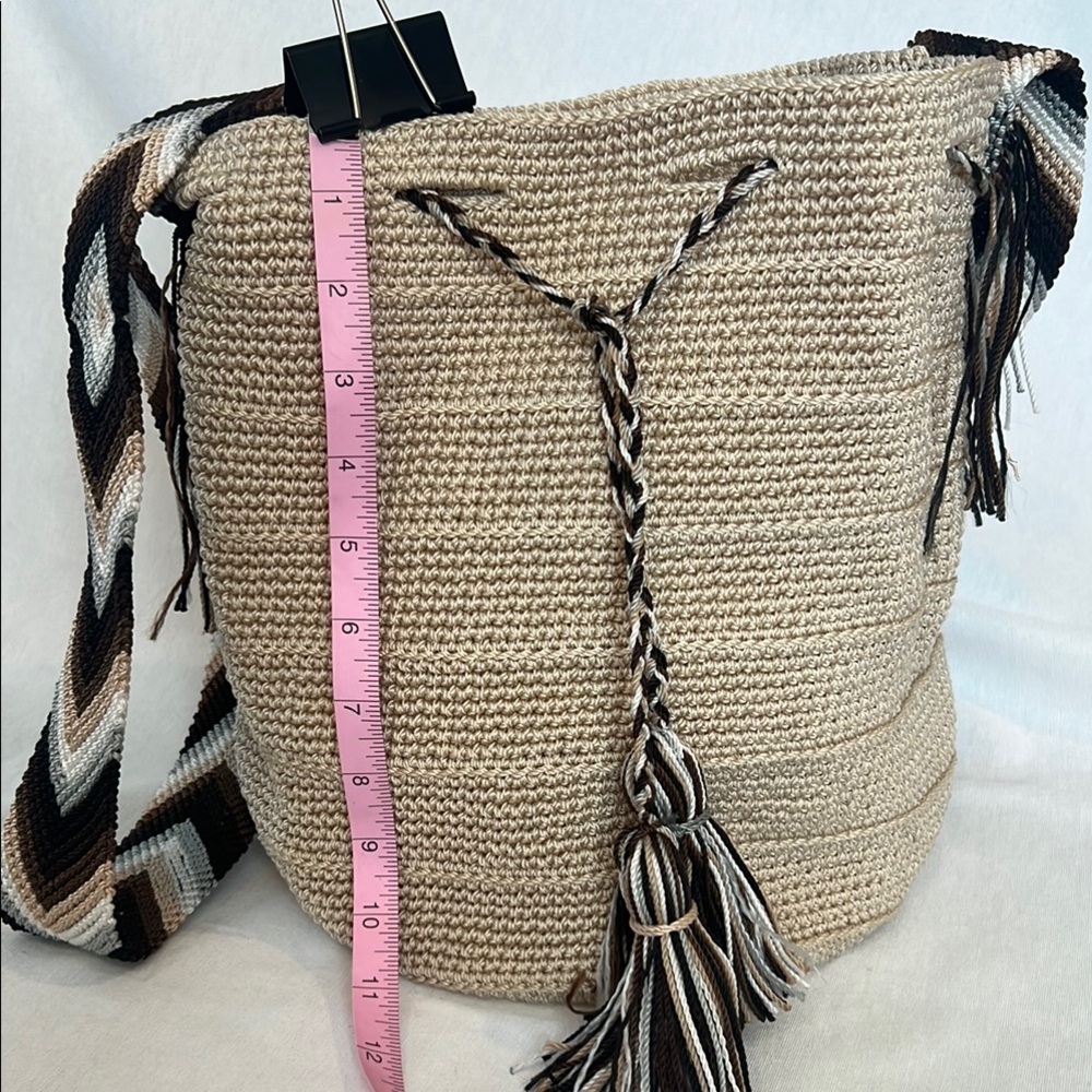 Elegant Cream and Black Handcrafted Bucket Bag - Picture 2 of 7